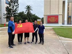 C:UsersAdministratorDesktop21016二十大开幕式选出来的纳米光电党支部-三沙做实验部分党员.jpg