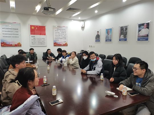 一群人在餐厅里&#xA;&#xA;描述已自动生成