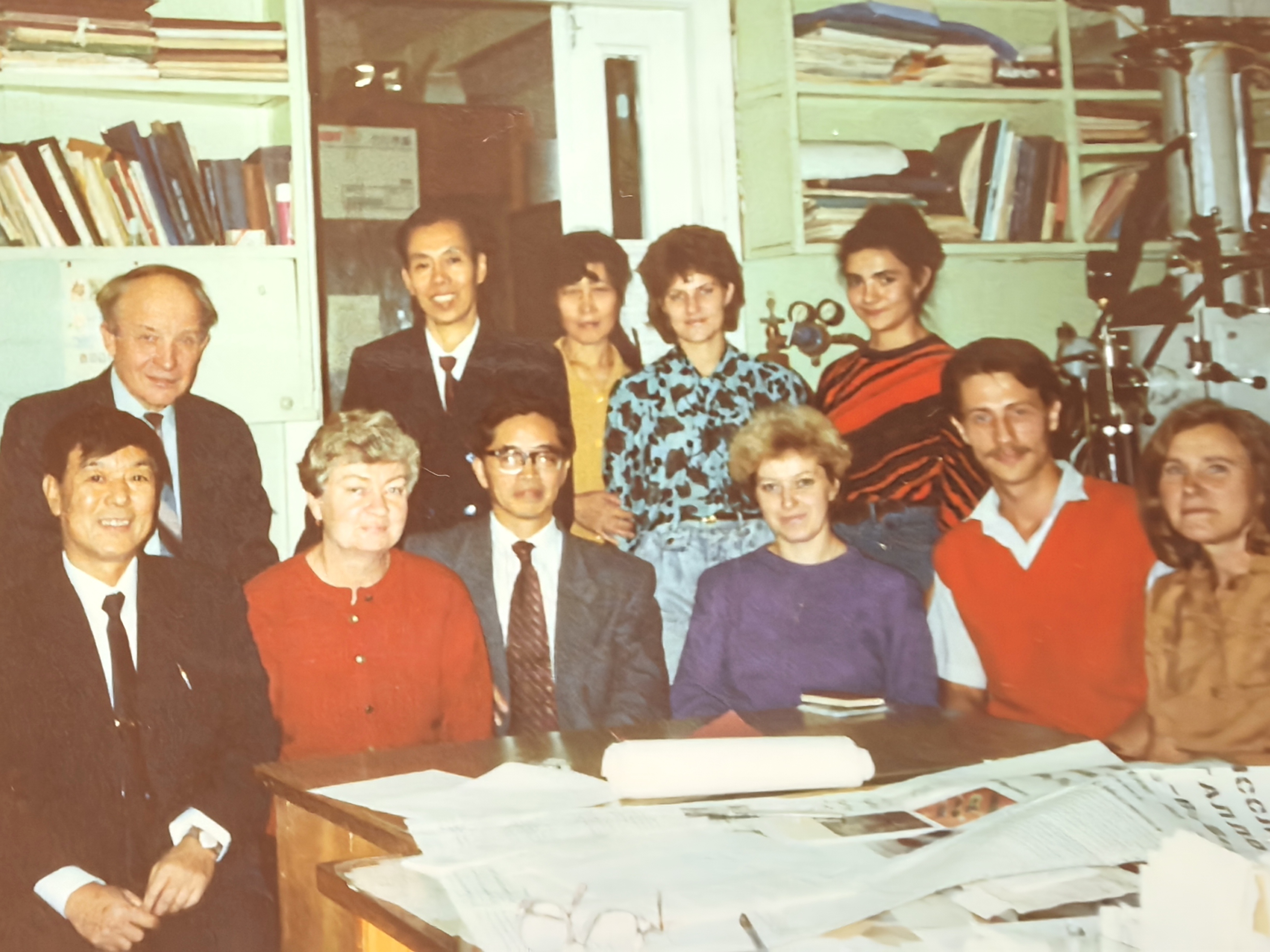 2.1993年在莫斯科科学院冶金所材料室合影.jpg