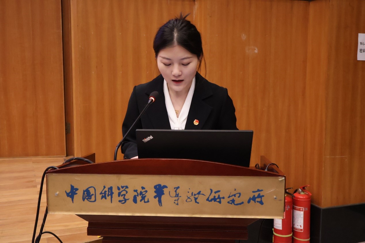 3、徐晓娜同志主持大会.jpg