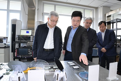 侯建国调研半导体研究所光电子材料与器件重点实验室.jpg