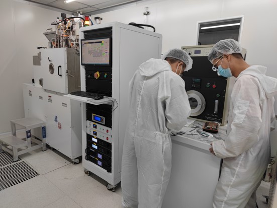 3.光电子材料与器件B+贺卫利+镀膜工作场景.jpg