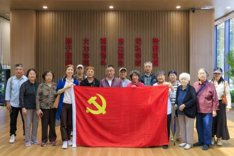 离退休支部合影.jpg