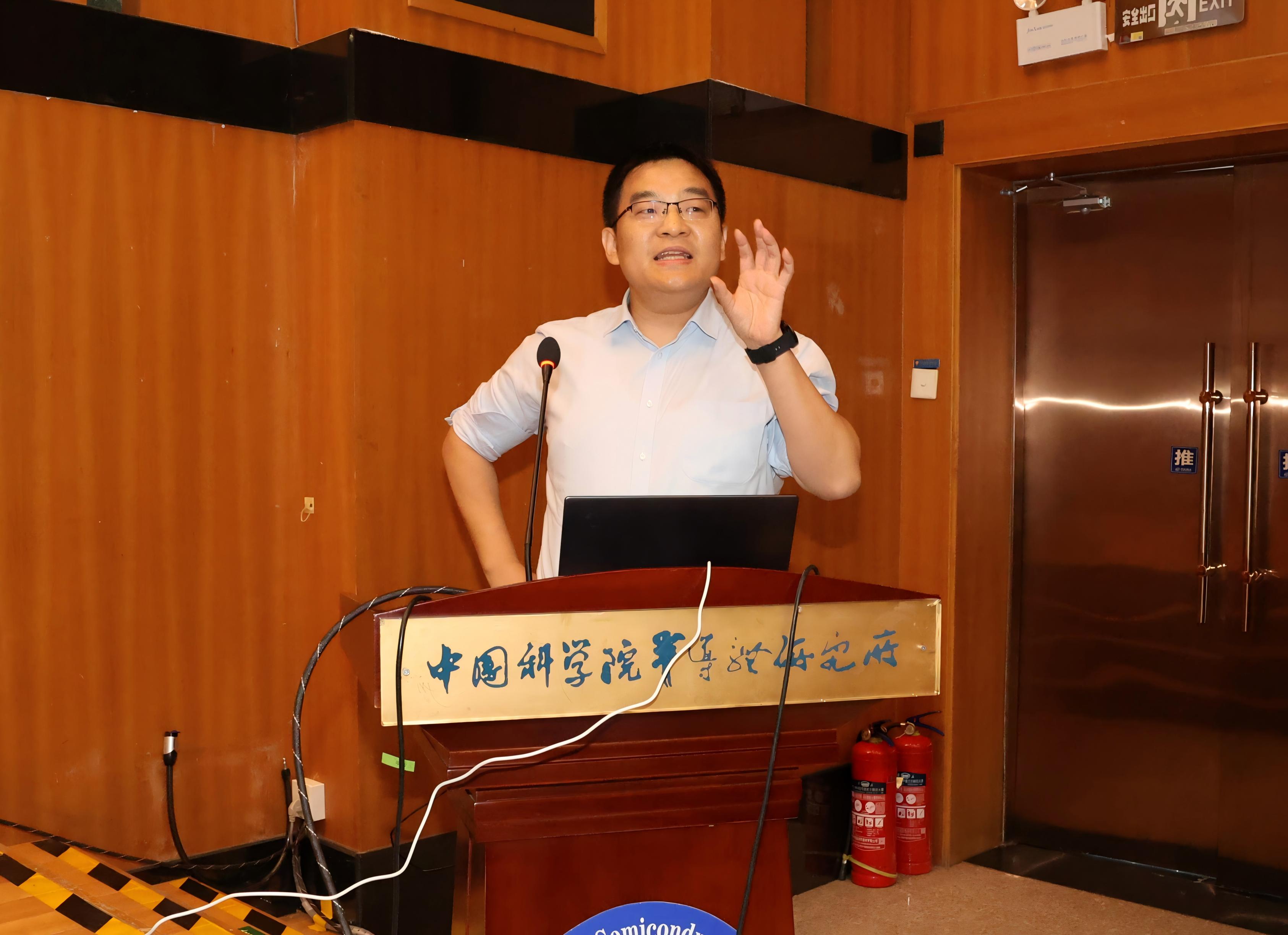 图3姚威振讲课（修).jpg